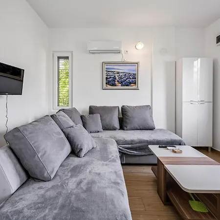 1 Bedroom Gorgeous In דירה *