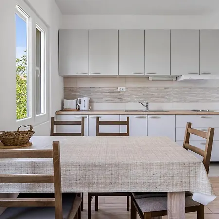 1 Bedroom Gorgeous In Apartment Zlarin