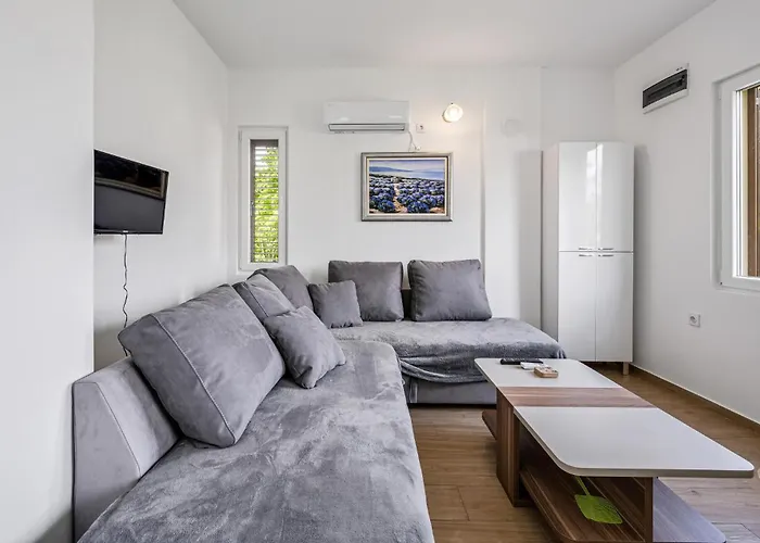 1 Bedroom Gorgeous In דירה *