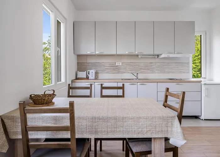 1 Bedroom Gorgeous In דירה זלארין